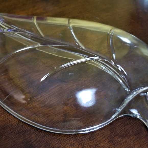 VINTAGE CLEAR GLASS LEAF SHAPED W DIVIDED CENTER PERFECT FOR CANDY/RELISH/VANITY - Picture 4 of 6